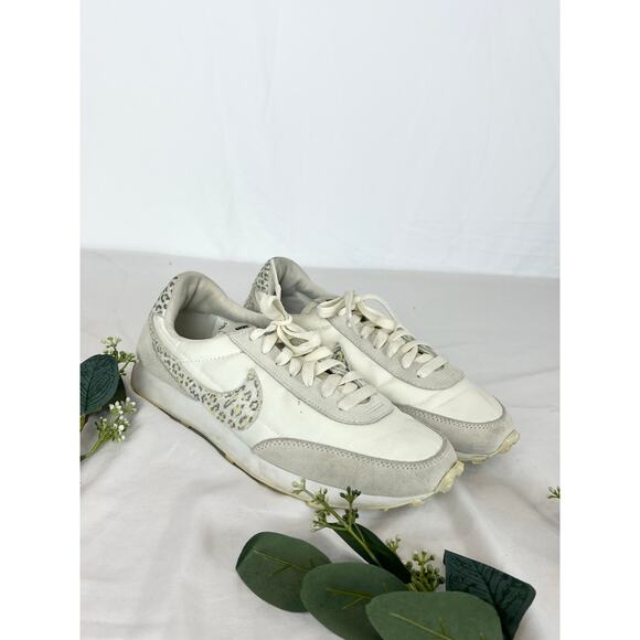 Nike Daybreak SE Women’s Leopard Print Swoosh Sneakers - Size 8 - Picture 2 of 3